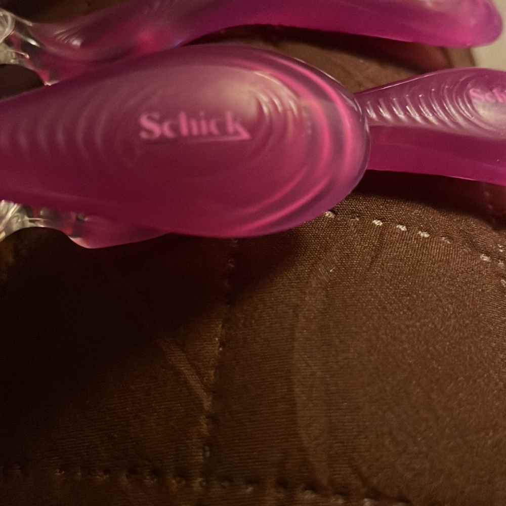 Women’s Razors - Picture 2 of 2
